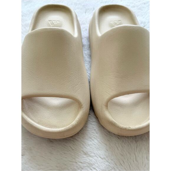 Yeezy slides unisex bone color size 7M Authentic main image 10